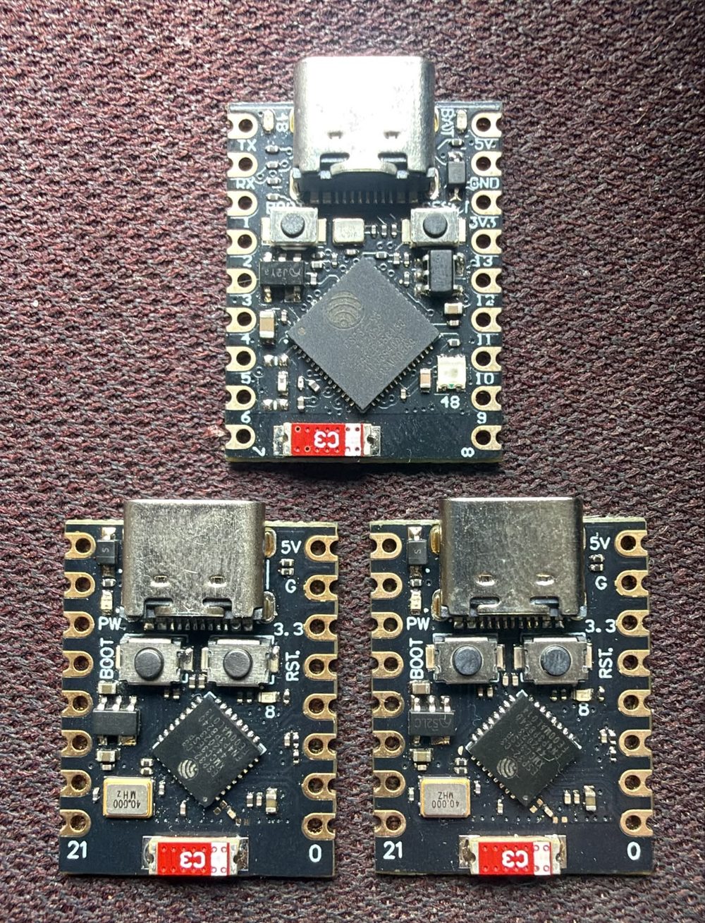 Tres placas de IHouse: arriba un ESP32-S3 Super Mini que hace de maestro y abajo dos ESP32-C3 Super Mini que hacen de esclavos