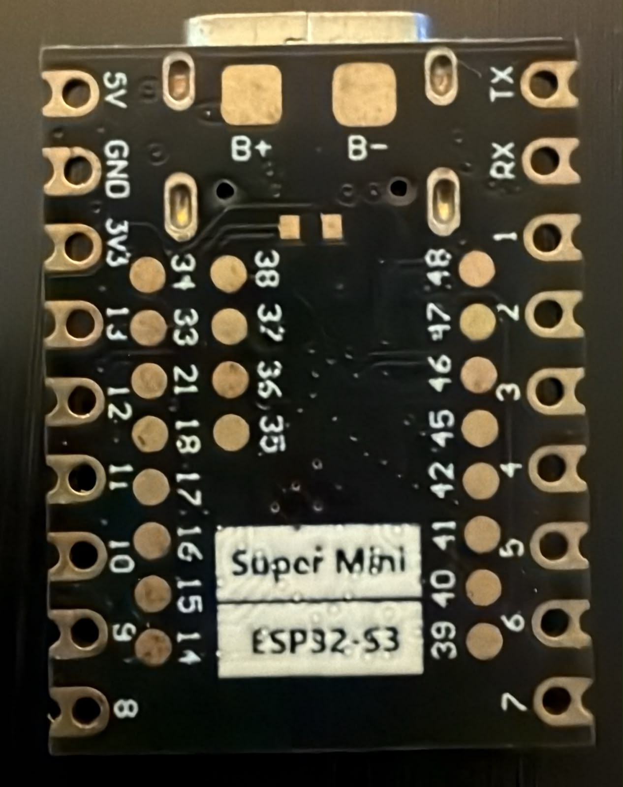 Cara trasera del ESP32-S3 Super Mini con la serigrafía de los números de GPIO de cada pin