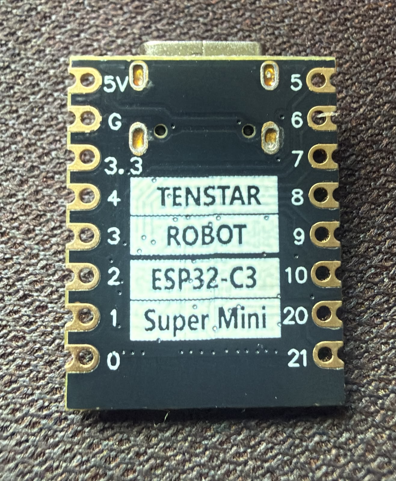 Cara trasera del ESP32-C3 Super Mini con la serigrafía de los pines: 5V, G, 3.3 y GPIO 0 a 10, 20 y 21